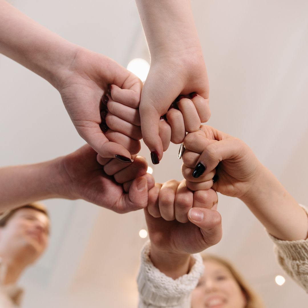 Envie de prendre soin de vous tout en vivant une expérience collective enrichissante ?
Les ateliers proposés par Flore & Santé sont conçus pour vous offrir une parenthèse dans votre quotidien, vous transmettre des outils concrets, et créer du lien autour du bien-être.
